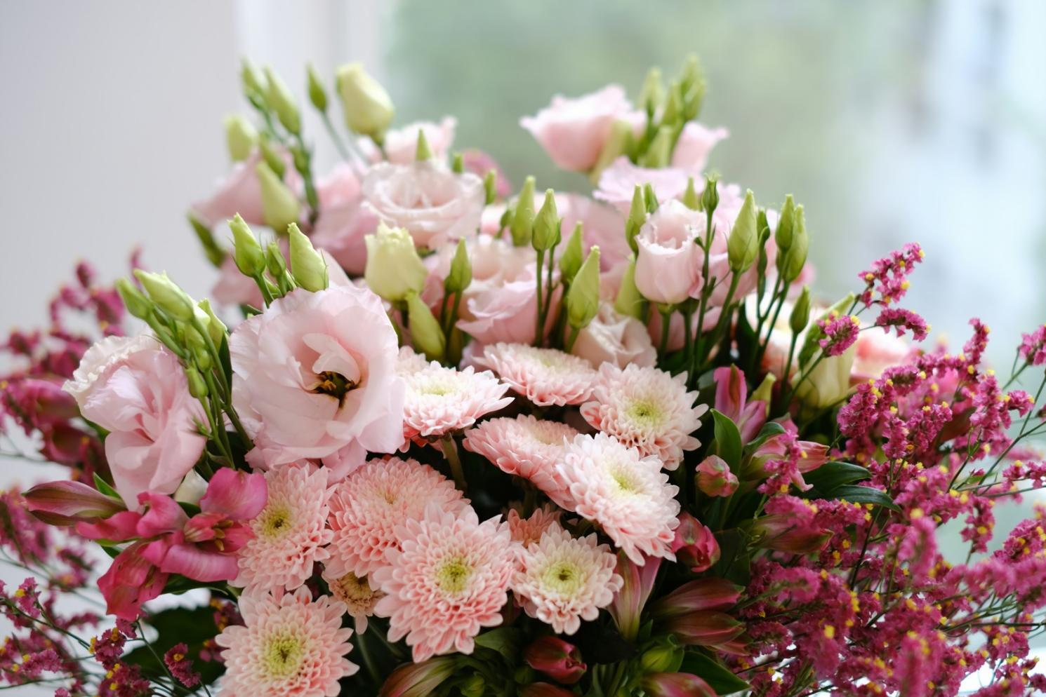 Tim TechOrbitX sedang mengimplementasikan solusi teknologi ramah lingkungan