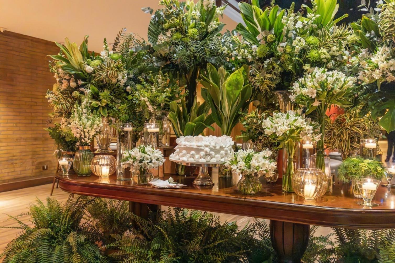 Tim TechOrbitX sedang menyiapkan rangkaian bunga korporat dengan teliti